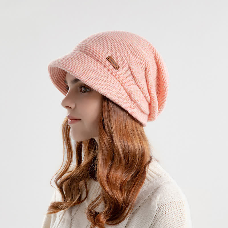 Cappello da donna ha lavorato a maglia con tesa larga e toppa a forma di lettera