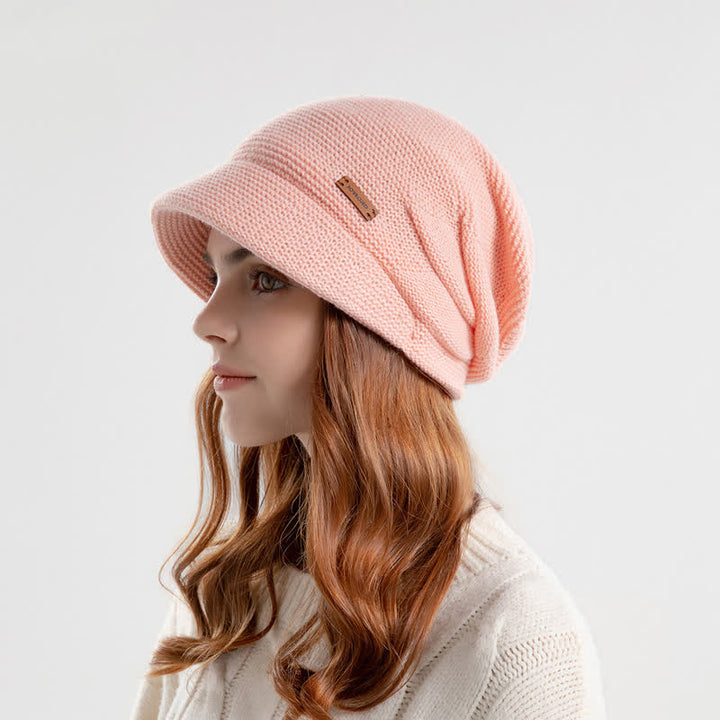 Cappello da donna ha lavorato a maglia con tesa larga e toppa a forma di lettera