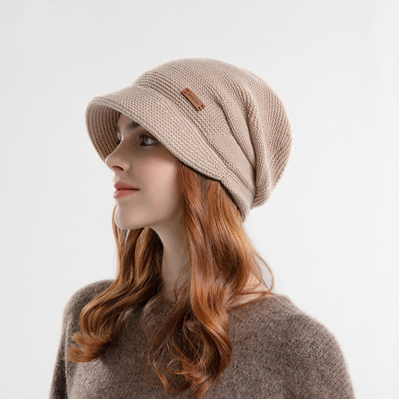 Cappello da donna ha lavorato a maglia con tesa larga e toppa a forma di lettera