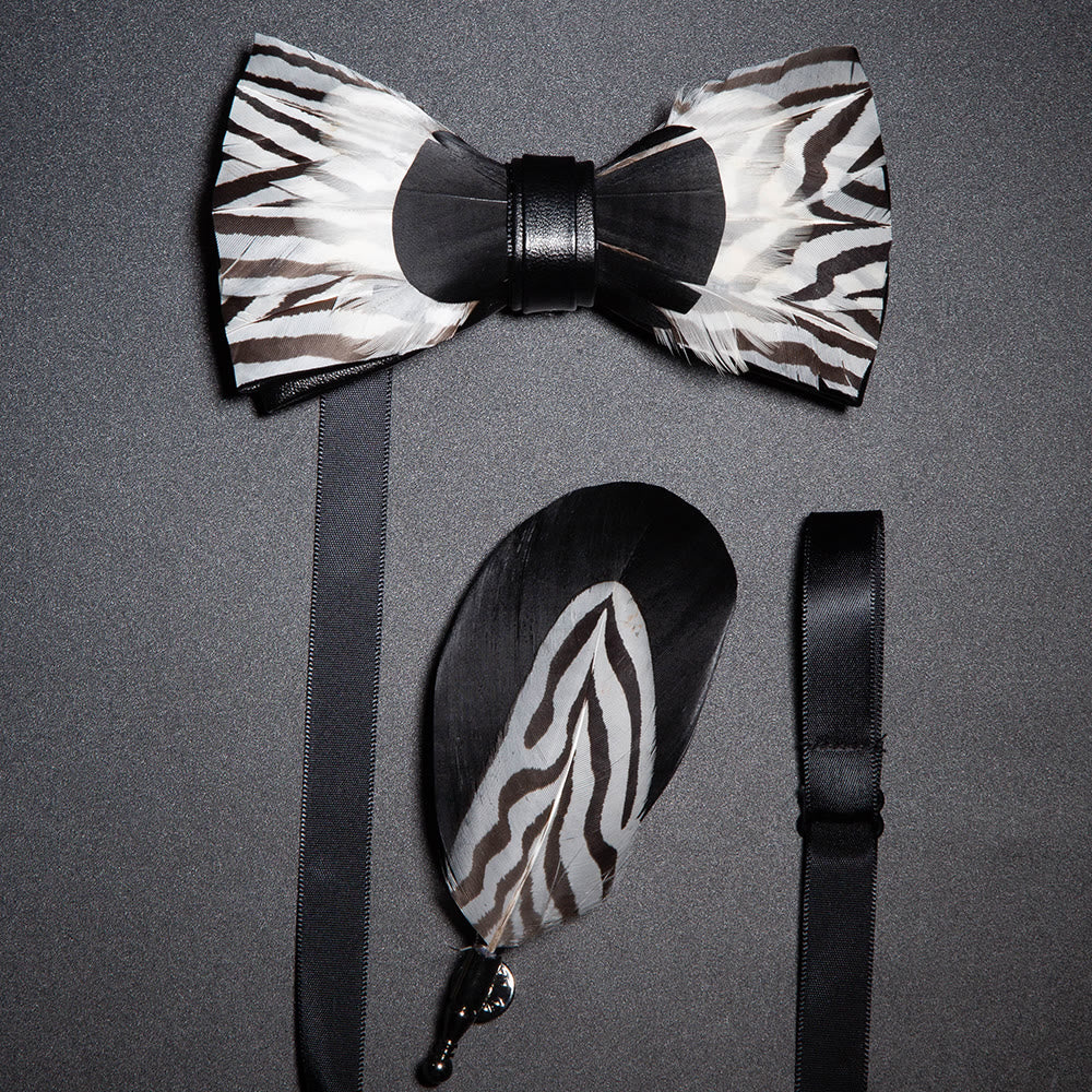 Papillon con piume di zebra bianco e nero con spilla da bavero