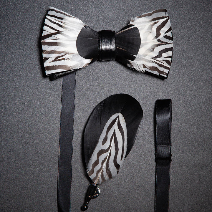 Papillon con piume di zebra bianco e nero con spilla da bavero