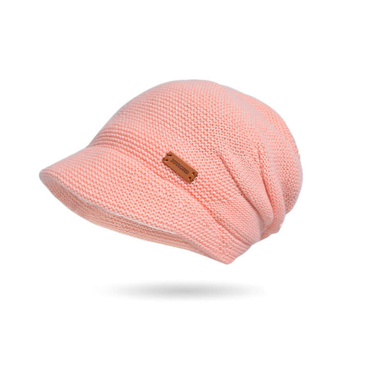 Cappello da donna ha lavorato a maglia con tesa larga e toppa a forma di lettera