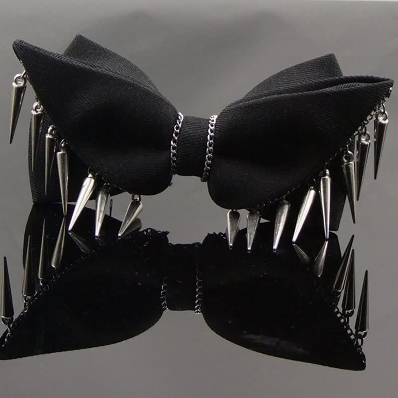 Papillon con nappe a catena con rivetti in stile punk da uomo