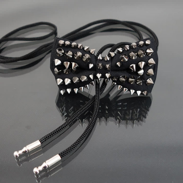 Papillon con nappe a catena con rivetti in stile punk da uomo