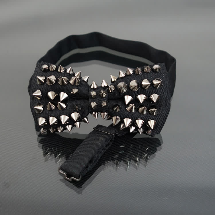 Papillon con nappe a catena con rivetti in stile punk da uomo
