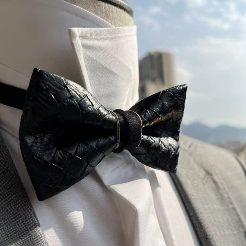 Papillon in pelle nera con motivo intrecciato da uomo