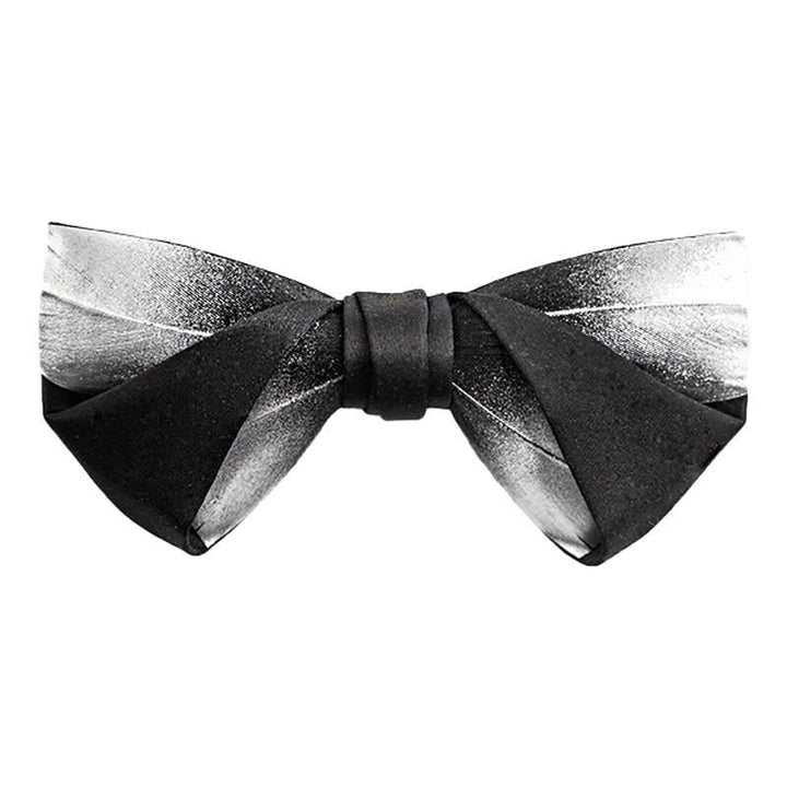 Papillon da uomo con piume e stelle a forma di galassia sfumata