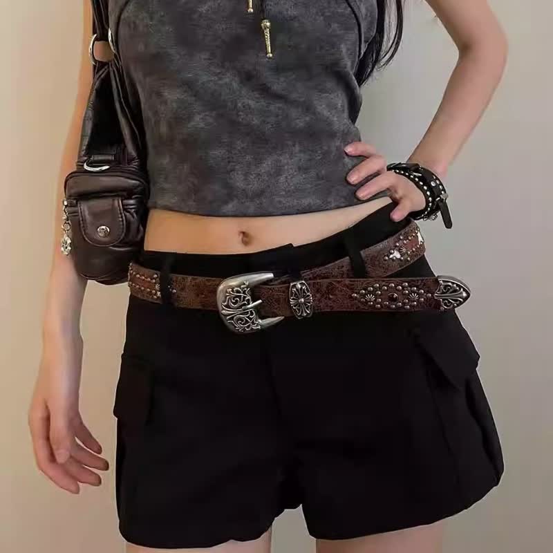 Cintura da donna in pelle con borchie a forma di freccia marrone