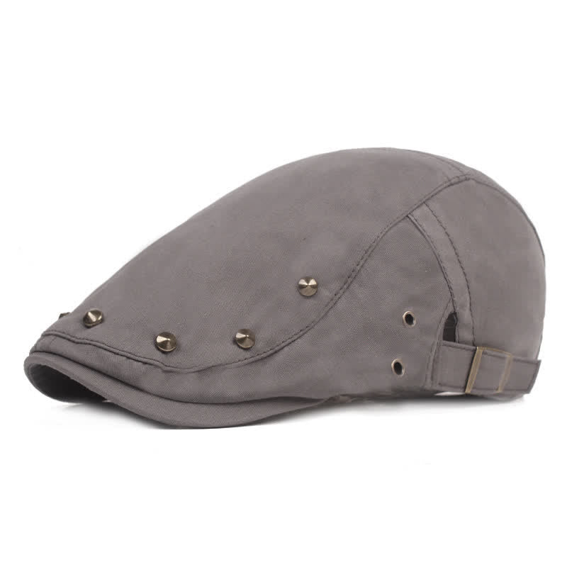 Cappello da giornalaio con borchie e rivetti punk alla moda