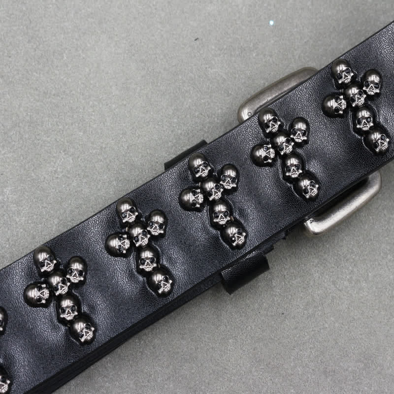 Cintura in pelle con doppio perno e rivetti a forma di croce con teste di teschio
