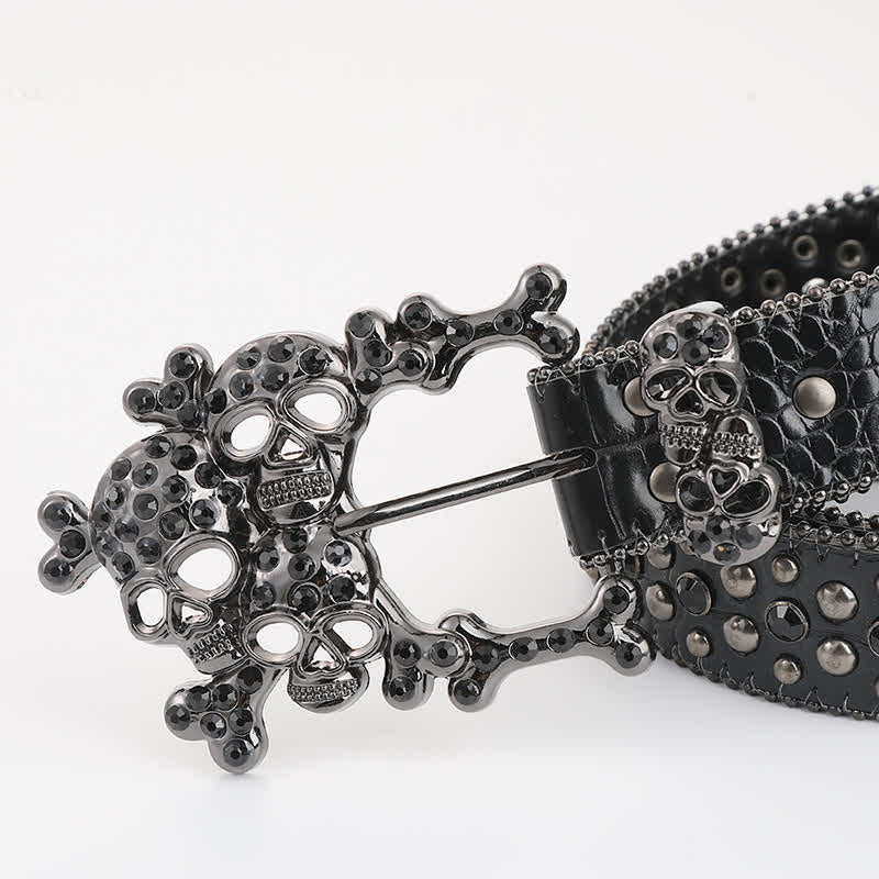 Cintura in pelle con borchie mini teschio e strass