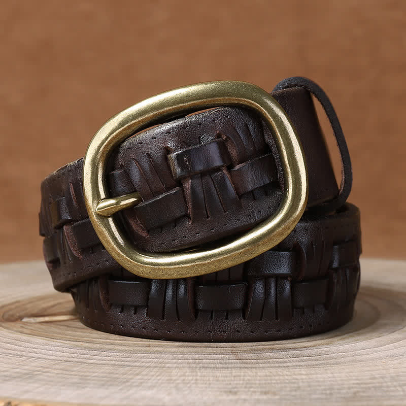 Cintura in pelle intrecciata con jeans retrò alla moda