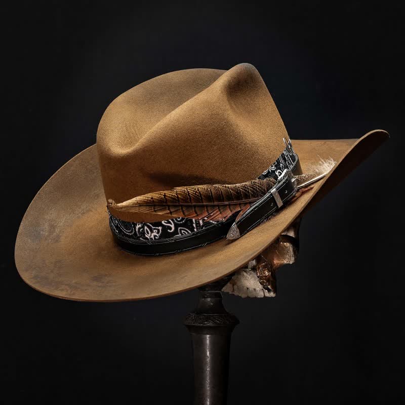 Cappello da cowboy in lana con cinturino in pelle Paisley e piume