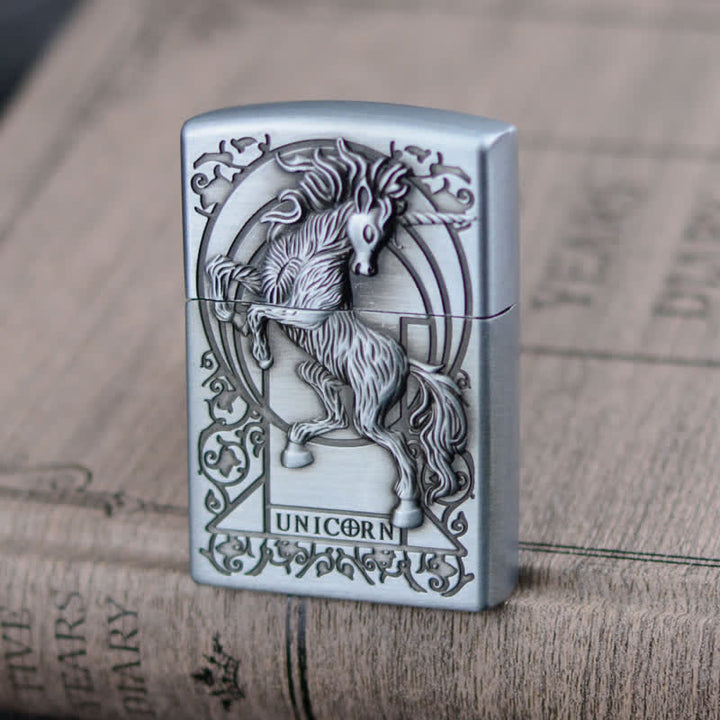 Accendino a butano ricaricabile con mola a rilievo unicorno