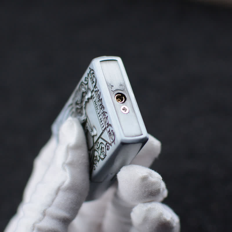 Accendino a butano ricaricabile con mola a rilievo unicorno