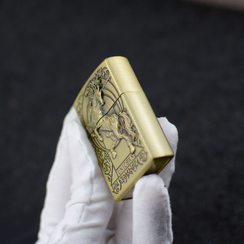 Accendino a butano ricaricabile con mola a rilievo unicorno