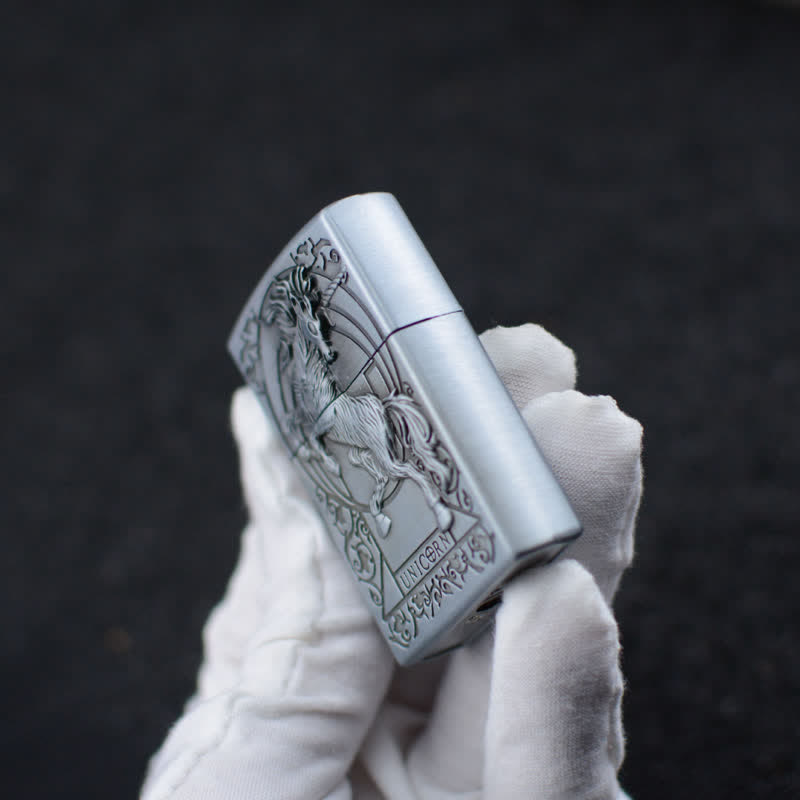 Accendino a butano ricaricabile con mola a rilievo unicorno