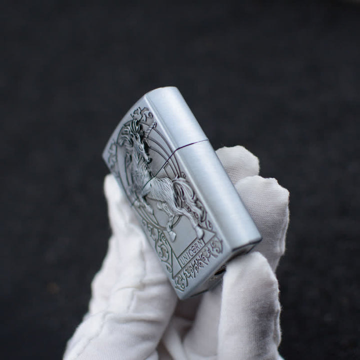 Accendino a butano ricaricabile con mola a rilievo unicorno