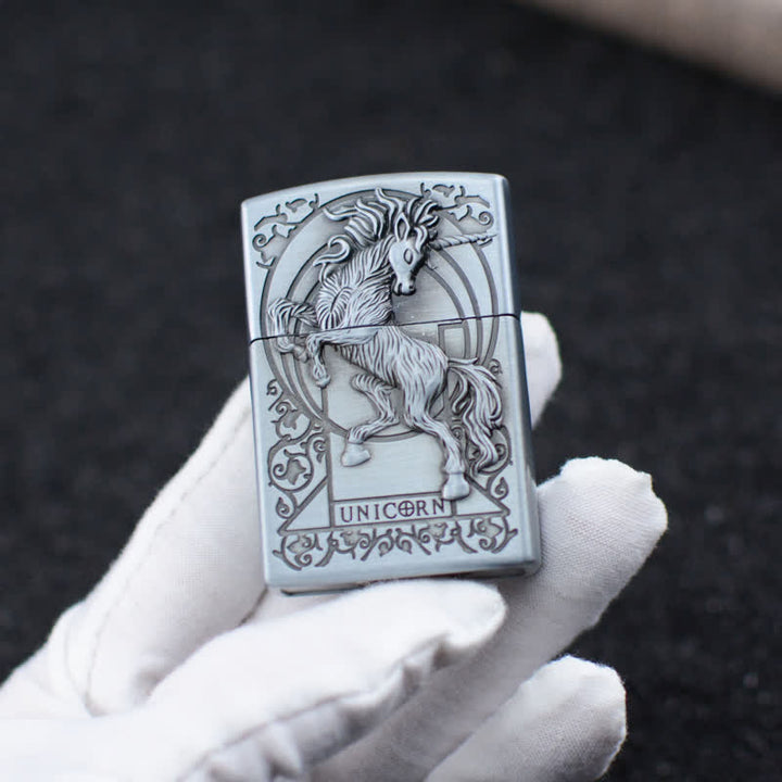 Accendino a butano ricaricabile con mola a rilievo unicorno
