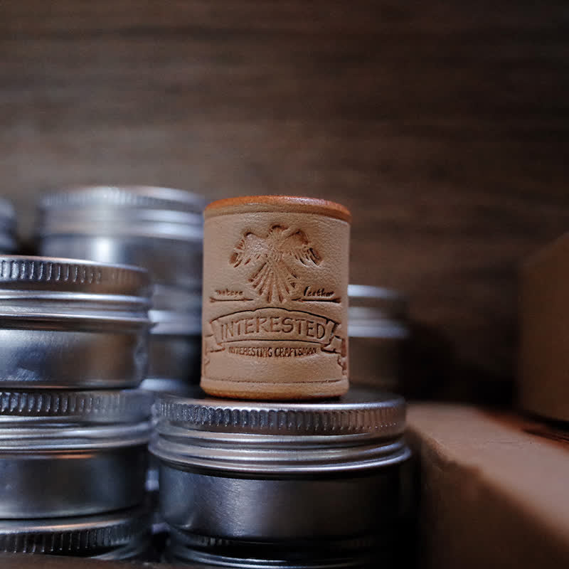 Anello per sciarpa in pelle conciata al vegetale con aquila in rilievo