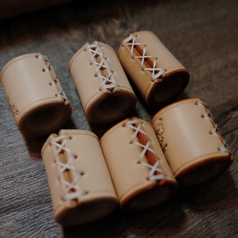 Anello per sciarpa in pelle conciata al vegetale con aquila in rilievo