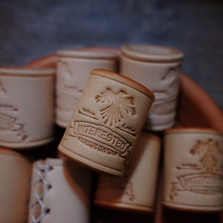 Anello per sciarpa in pelle conciata al vegetale con aquila in rilievo