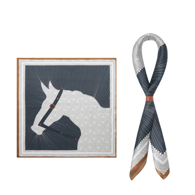 Sciarpa quadrata con stampa testa di cavallo blu navy e bianca
