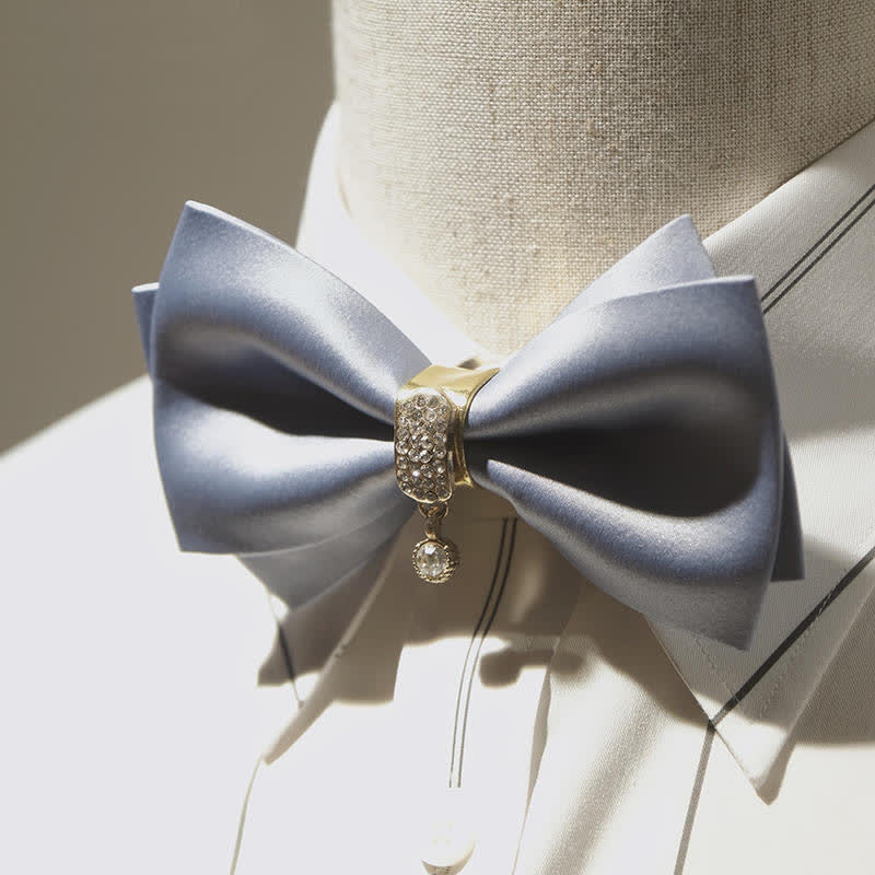 Papillon da uomo con decoro in oro e strass blu foschia