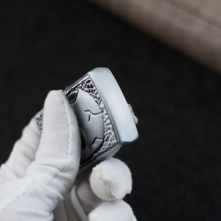 Accendino a butano ricaricabile con design a forma di grande teschio