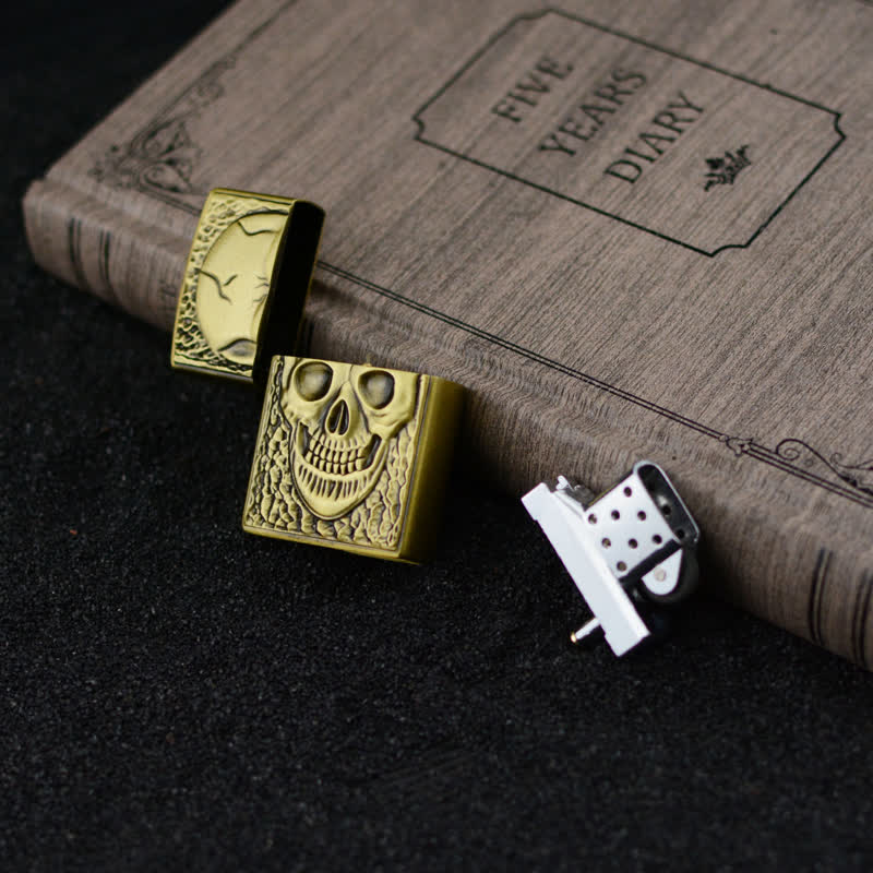 Accendino a butano ricaricabile con design a forma di grande teschio