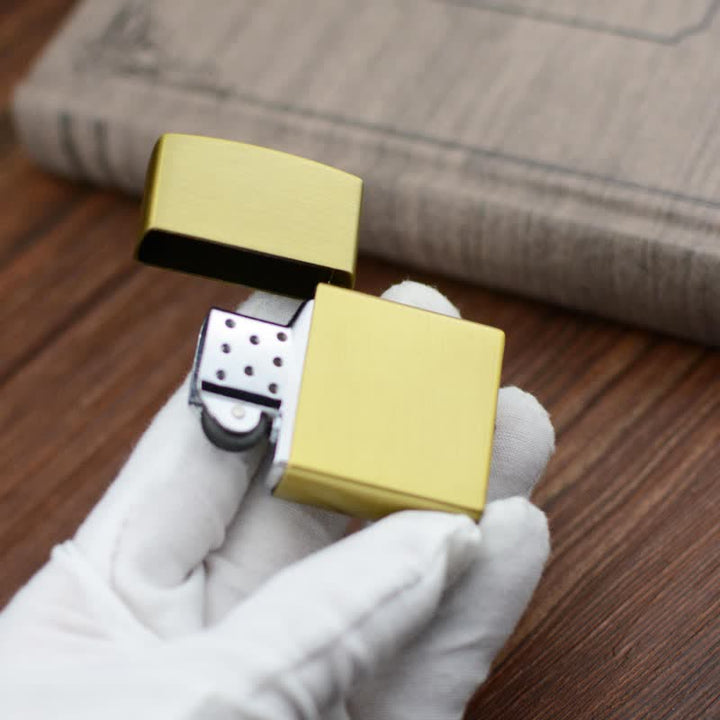 Accendino a butano ricaricabile con elegante design a rilievo floreale