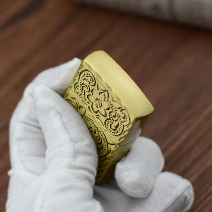 Accendino a butano ricaricabile con elegante design a rilievo floreale