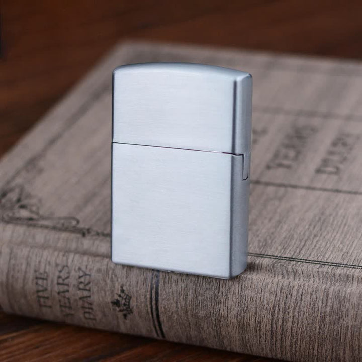 Accendino a butano ricaricabile con elegante design a rilievo floreale