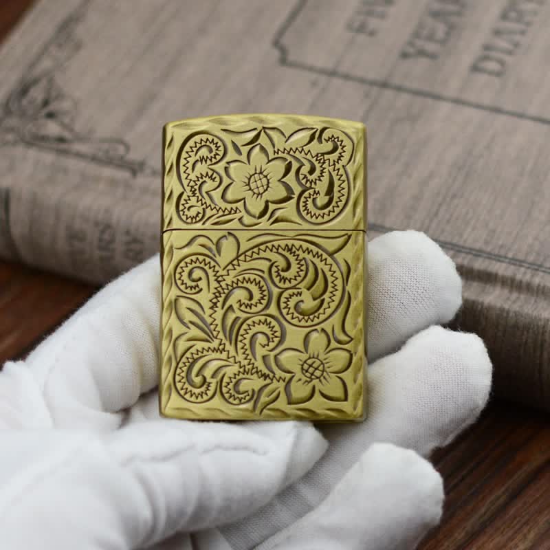 Accendino a butano ricaricabile con elegante design a rilievo floreale