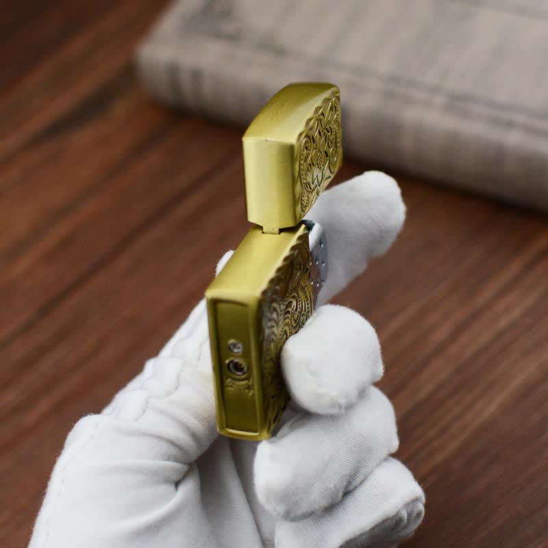 Accendino a butano ricaricabile con elegante design a rilievo floreale