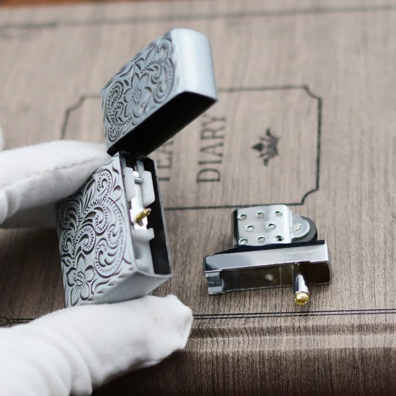 Accendino a butano ricaricabile con elegante design a rilievo floreale