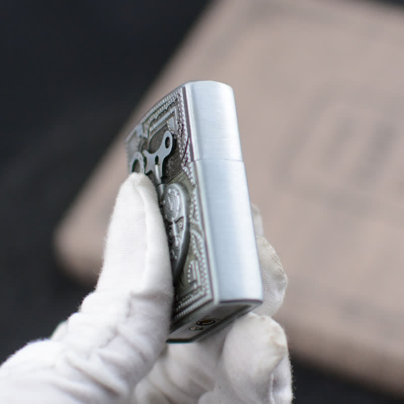 Accendino a butano ricaricabile con design a cuore in rilievo meccanico