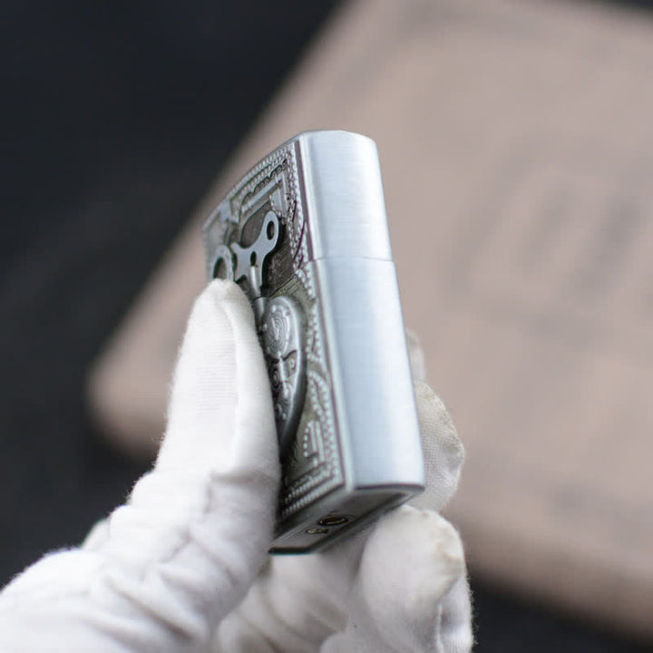 Accendino a butano ricaricabile con design a cuore in rilievo meccanico