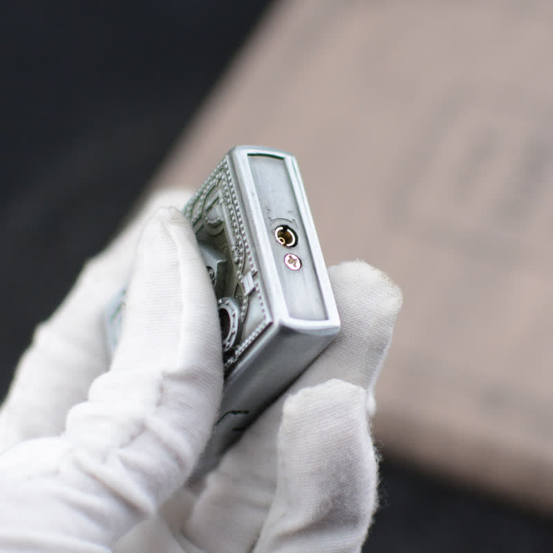 Accendino a butano ricaricabile con design a cuore in rilievo meccanico