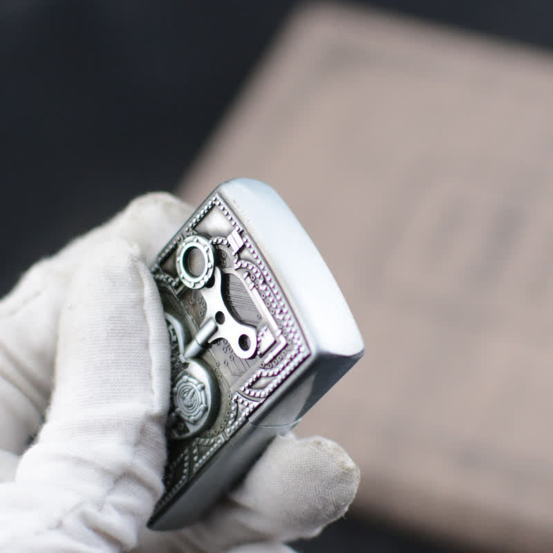 Accendino a butano ricaricabile con design a cuore in rilievo meccanico