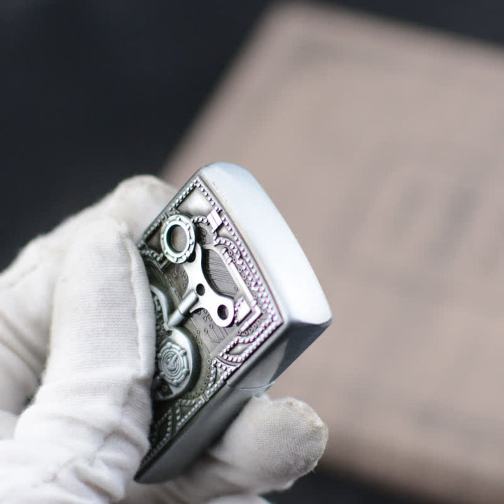 Accendino a butano ricaricabile con design a cuore in rilievo meccanico