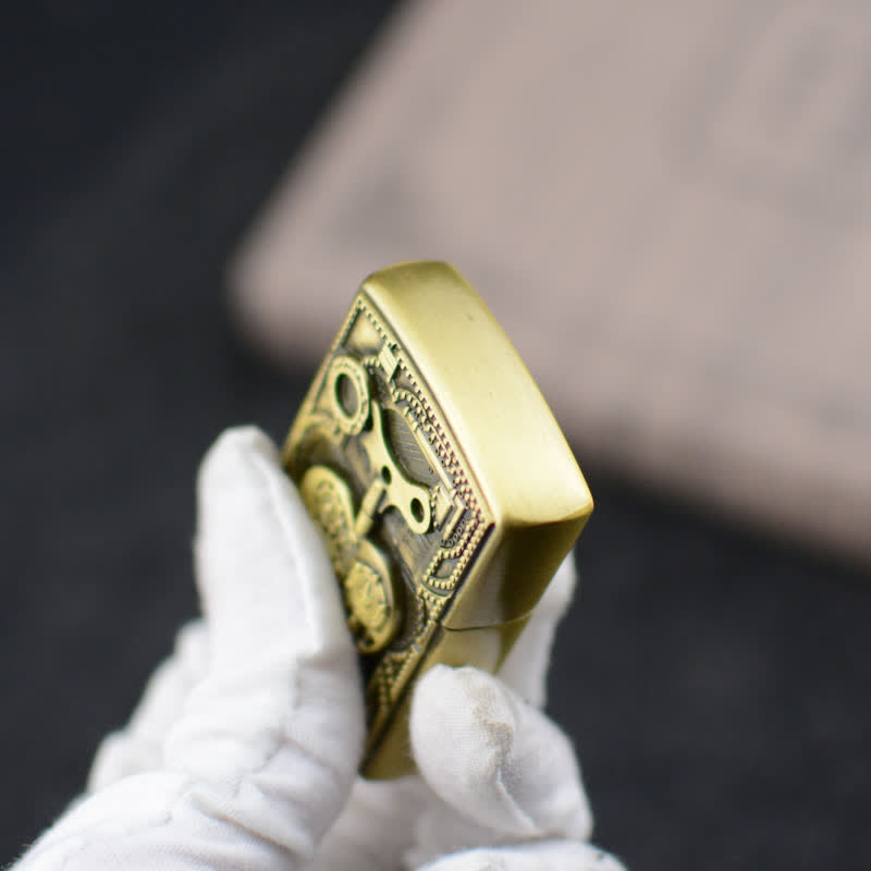 Accendino a butano ricaricabile con design a cuore in rilievo meccanico