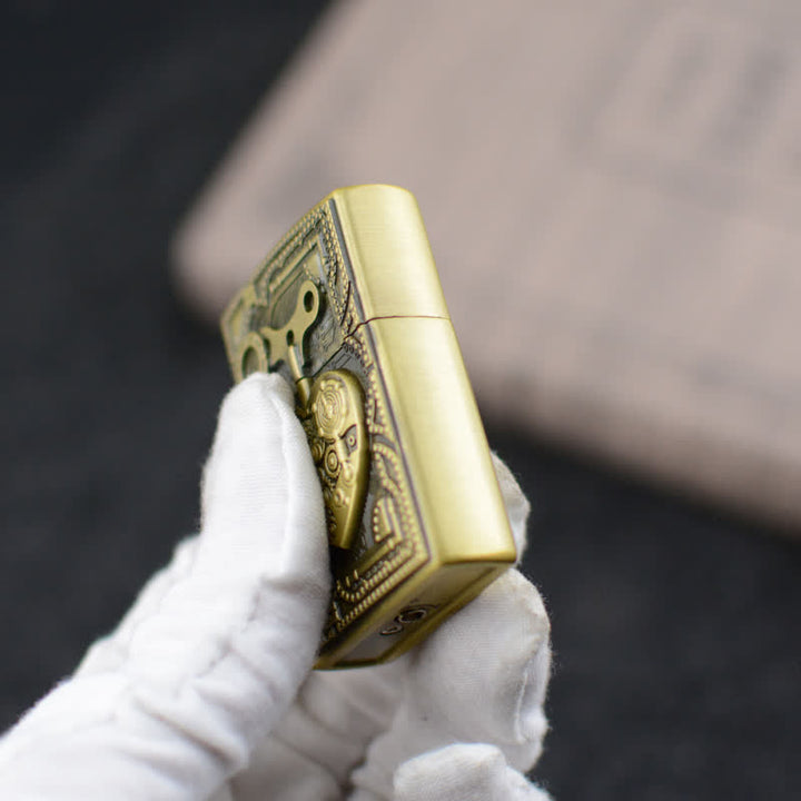 Accendino a butano ricaricabile con design a cuore in rilievo meccanico