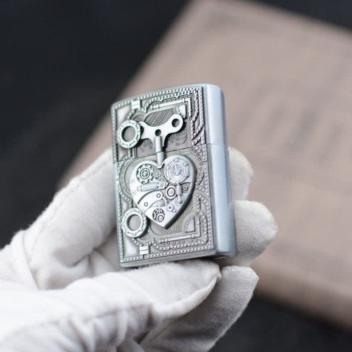 Accendino a butano ricaricabile con design a cuore in rilievo meccanico
