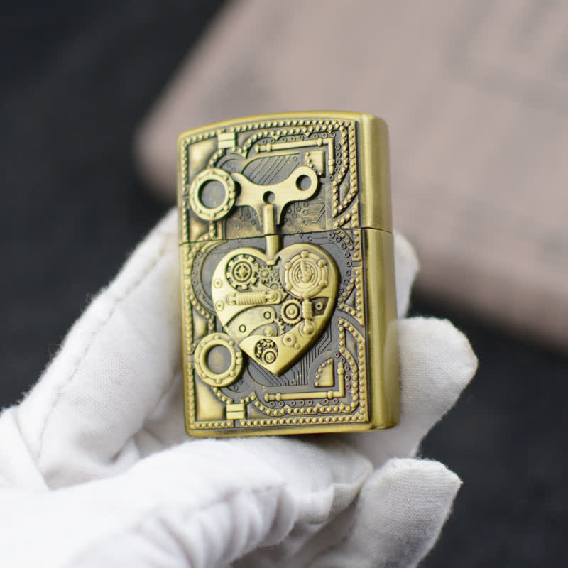 Accendino a butano ricaricabile con design a cuore in rilievo meccanico