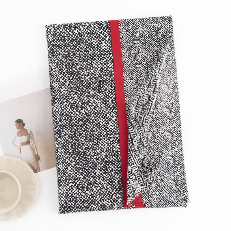 Sciarpa da donna con motivo a pelle di serpente nera e linea rossa