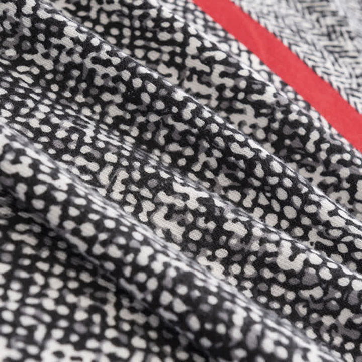 Sciarpa da donna con motivo a pelle di serpente nera e linea rossa