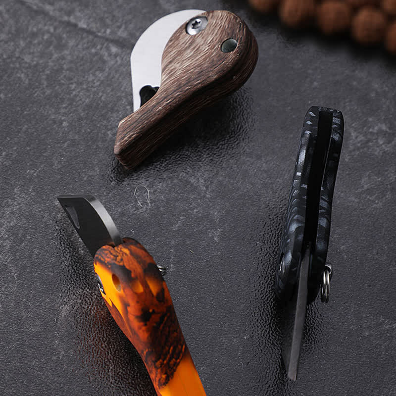 Portachiavi con coltello tascabile pieghevole a forma di cuore con lama cava