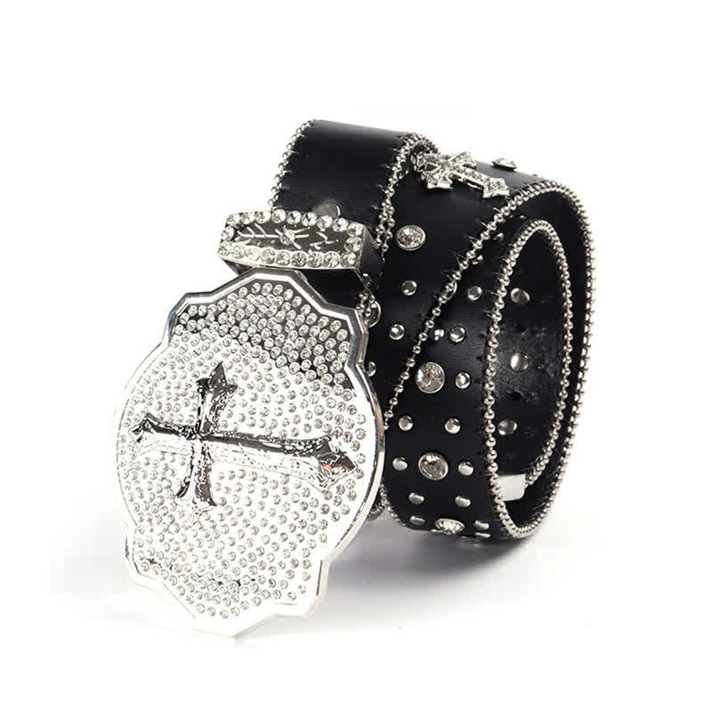 Cintura in pelle con fibbia a croce scintillante e borchie di strass