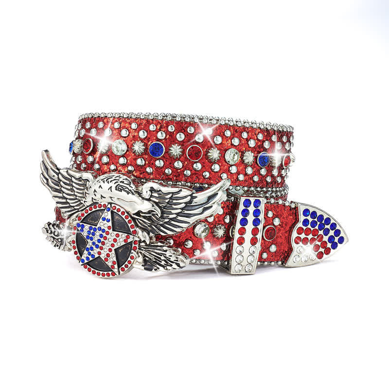 Cintura in pelle con borchie e paillettes a stella rossa e blu con fibbia aquila